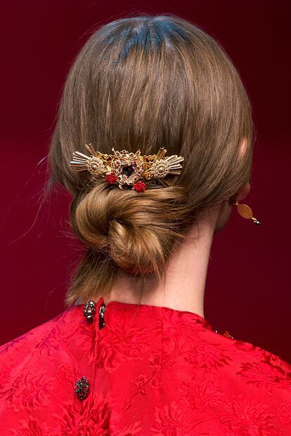 Dolce & Gabbana propone este romántico recogido con horquillas barrocas, una de las tendencias de la temporada.