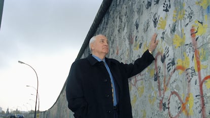 Mikhail Gorbachov en el Muro de Berlín, en 1998.