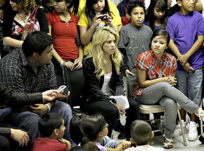 La cantante colombiana Shakira se unió este jueves a los actos de protesta convocados en Phoenix (Arizona) contra la nueva normativa en materia de inmigración recientemente aprobada por dicho estado, que favorece la detención y expulsión de extranjeros y que según la vocalista supone una violación de los Derechos Humanos.