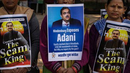 Activistas de la oposición política de India protestan contra Gautam Adani, el pasado día 6, en Nueva Delhi.