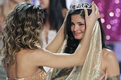 Shermine Shahrivar es coronada por su antecesora Zsuzsanna Laky como Miss Europa 2005.