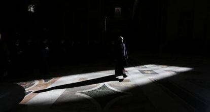 Un sacerdote pasea por el interior de la basílica de San Pedro.