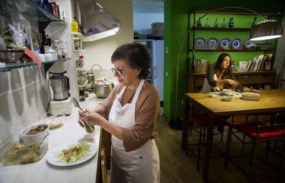 Ana Sánchez en la cocina de Estraperlo, una tienda culinaria y ecológica que dispone de una mesa para ocho comensales.