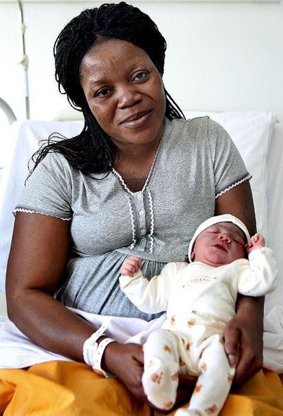 Graciela ha sido el primer recién nacido de Cataluña y de España. En la foto, con su madre, Lucrecia, de la Guinea Ecuatorial.