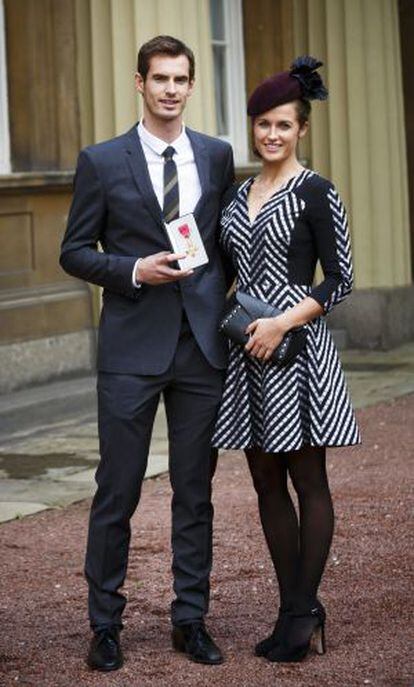 Andy Murray y su entonces novia Kim Sears cuando el tenista recibió al medalla del imperio británico, en octubre de 2013.