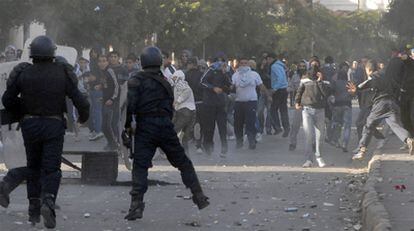 Enfrentamiento entre jóvenes y policías en Argel el pasado 7 de enero tras el rezo del viernes.