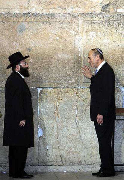 Ehud Olmert (derecha), ayer ante el Muro de las Lamentaciones en Jerusalén.