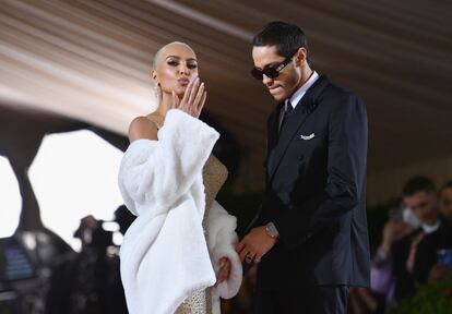 Kim Kardashian y el humorista Pete Davidson en el Metropolitan Museum of Art de New York, a su llegada a la Met Gala del pasado mes de mayo.
