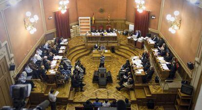 Vista cenital de la sala de la Audiencia de Barcelona en una sesi&oacute;n del juicio por el robo de coca&iacute;na.