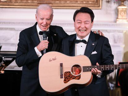 Washington (Usa), 26/04/2023.- South Korean President Yoon Suk-yeol (R) of the Republic of Korea holds up an acoustic guitar signed by Don McClean as US President Joe Biden looks on during the State Dinner held in the East Room of The White House in Washington, DC, USA, 26 April 2023. (Corea del Norte, Corea del Sur, Estados Unidos) EFE/EPA/Oliver Contreras / POOL
