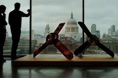 Dos visitantes de la Tate Modern de Londres,<i> </i>fotografiados ayer junto a las instalaciones Skateboarderistismatrnics<i> </i>(izquierda) y <i>Erik Ellington,</i> ambas de 2004, de Alexandre da Cunha.