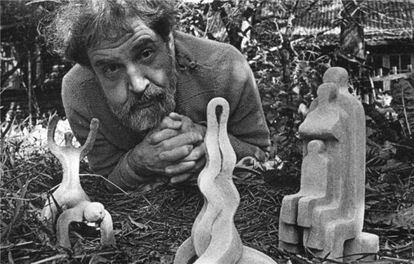 Vad&iacute;m Sid&uacute;r, con sus esculturas, en una imagen de principios de los 80. 