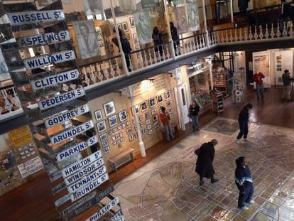 Sala principal del museo District Six, en Ciudad del Cabo, en Sud&aacute;frica. 