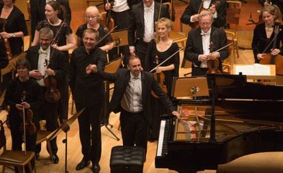 El director de orquesta Vasili Petrenko y el pianista Simon Trpčeski, de la mano, junto a algunos integrantes de la Filarmónica de Oslo, ayer en Zaragoza.