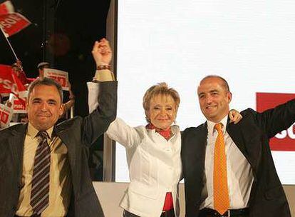 Rafael Simancas, María Teresa Fernández de la Vega y Miguel Sebastián durante la apertura esta noche de la campaña electoral del PSOE en el madrileño barrio de Vallecas.