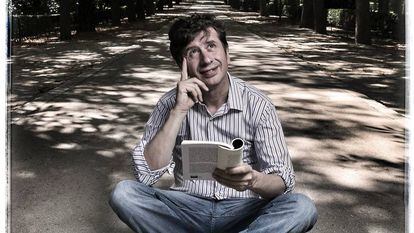 El actor Gabino Diego, en el paseo de Coches del parque del Retiro, su “templo de lectura”.