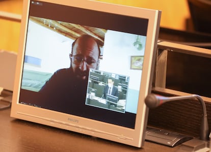 The police officer Enrique Luis Báez, in one of the monitors of the Congress during his appearance by videoconference in the parliamentary commission of the 'Kitchen case'.