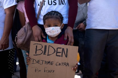 Una niña hondureña sostiene un cartel en una manifestación de migrantes en Tijuana (México), este martes.