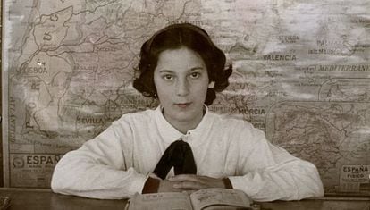 Una estudiante de Vivero (Lugo) al inicio del curso 1945-46. 