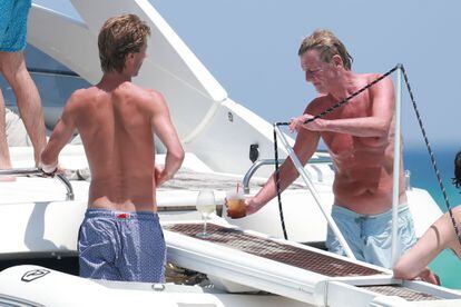 El príncipe Ernesto de Hannover y su hijo Christian, de espaldas, durante unas vacaaciones en Ibiza en junio de 2017. 