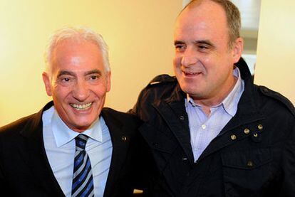 Egibar (derecha) escenificó en el Parlamento vasco su efusivo apoyo al exconsejero nacionalista Gabriel Inclán, antes de comparecer en la comisión del 'caso Marguello'.