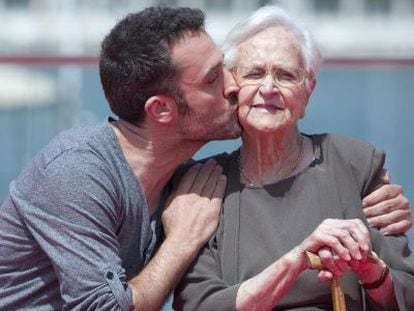 Daniel Guzm&aacute;n besa a su abuela y tambi&eacute;n actriz, Antonia Guzm&aacute;n, en M&aacute;laga.