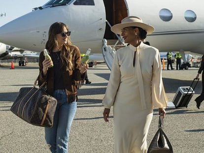 Dakota Johnson y Tracee Ellis Ross, en 'Personal Assistant'.