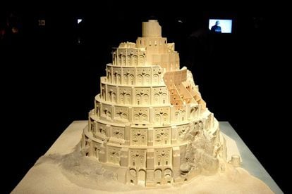La torre de Babel. La muestra forma parte de una serie de exposiciones de la Obra Social La Caixa que toman como punto de partida la arquitectura para examinar algunas grandes cuestiones de historia cultural.