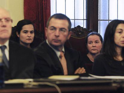 Triana Martínez (segunda por la izquierda), junto a su madre, en el juicio por el asesinato de Isabel Carrasco.