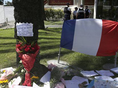 Flores y mensajes de recuerdo en apoyo a las v&iacute;ctimas del atentado de Niza.