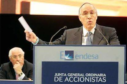 Manuel Pizarro interviene durante la junta de accionistas de Endesa. Detrás, el consejero delegado, Rafael Miranda.