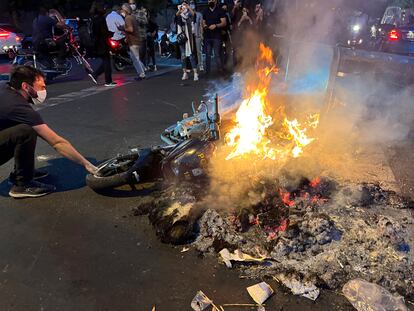 Una moto de la policía arde durante una protesta por la muerte de la joven Mahsa Amini, el pasado 19 de septiembre en Teherán.
