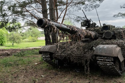 La 92ª brigada de tanques se prepara para el frente en un lugar no revelado cerca del pueblo de Kivsharivka, en la región ucrania de Járkov, el 10 de mayo de 2023.