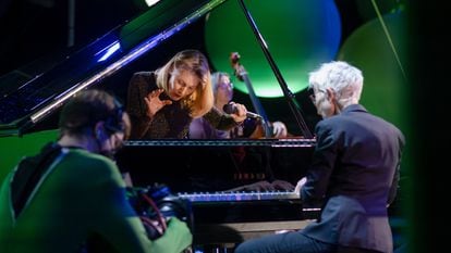 La pianista de jazz Myra Melford, en un trío junto a Joëlle Léandre (bajo) y Lauren Newton (voz), en mayo de 2021 en Moers (Alemania).