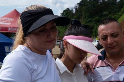 Omaira y su hija, junto a Ricardo Arrovaye durante la misa conmemoración a las víctimas del derrumbe.