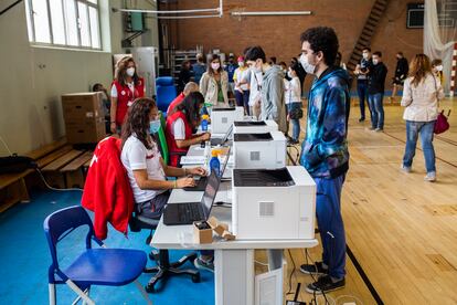 Varios estudiantes registran sus datos antes de ser vacunados contra la covid, en el campus de Ciudad Universitaria, el 14 de septiembre de 2021, en Madrid.