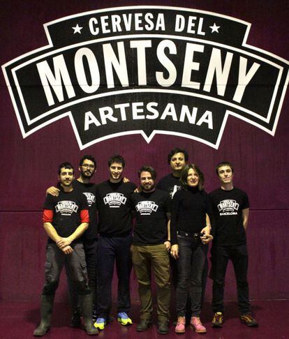 El equipo de la Companyia Cervesera del Montseny. Julià Vallés es el más alto.