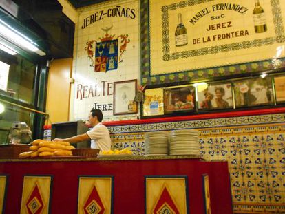 Uno de los bares que sirven los famosos pinchos morunos de la familia Melkhir, el Café Iruña.