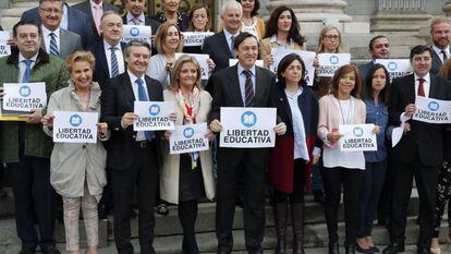 Protesta del PP contra el anuncio de la Generalitat valenciana del cierre de 31 unidades de bachillerato en colegios concertados.