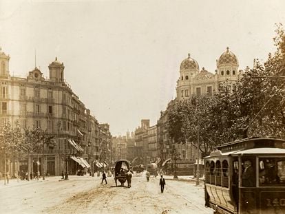 Vista del Portal de l'Àngel, desde la Plaça de Catalunya, realizada por Adolf Mas en 1902.