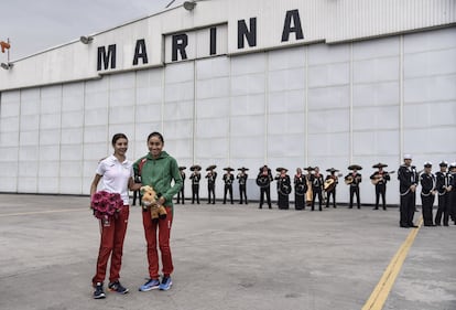 Las mexicanas Alegna González y Lupita González, en el hangar de la Marina, en 2018.