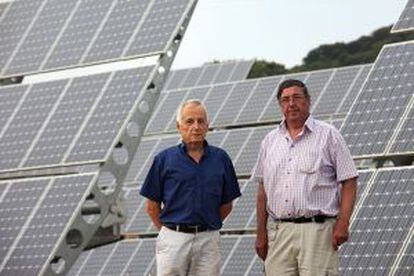 Ángel Miranda, a la derecha, en su huerto solar.