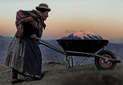 La foto d&#039;una boliviana empenyent un carret&oacute;.