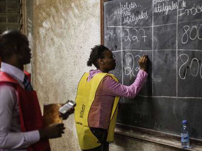 Recuento de votos en un colegio electoral en Maputo. 