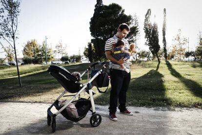 Manuel Lorente con su hija en un parque de Zaragoza, tras disfrutar de cuatro semanas de baja por paternidad. 