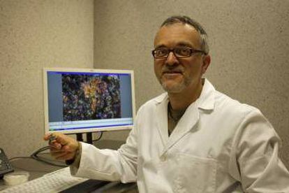 Josep Maria Trigo sostiene el fragmeno de meteorito analizado.