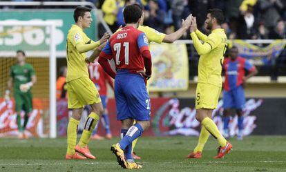 Los jugadores del Villarreal celebran un gol ante Rossi.