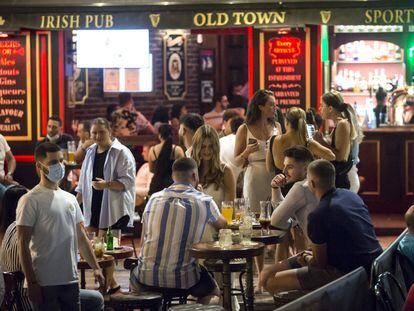 Una terraza de un bar de Málaga llena de gente el pasado 15 de mayo.