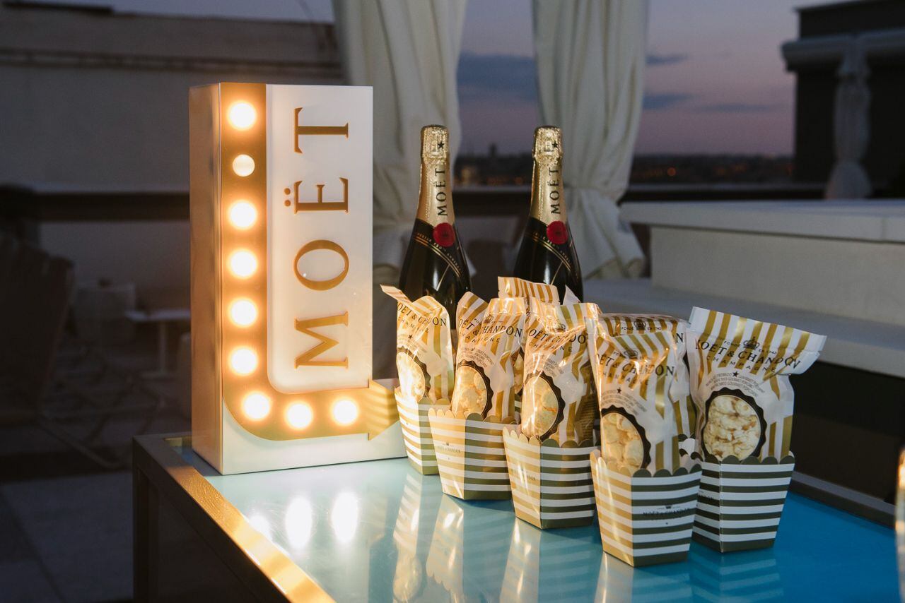 Dos botellas de champán Moët y palomitas para disfrutar del cine en el Hotel Emperador, en una imagen cedida.