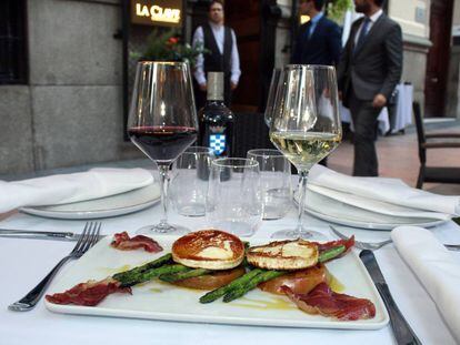 Terraza del restaurante La Clave, en la calle de Vel&aacute;zquez.